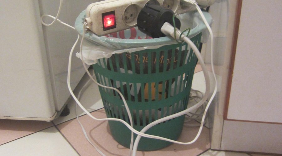                   Overloaded dangerous plugs
                
