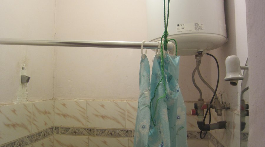                   Shower improvised courtain/rails/tank
                
