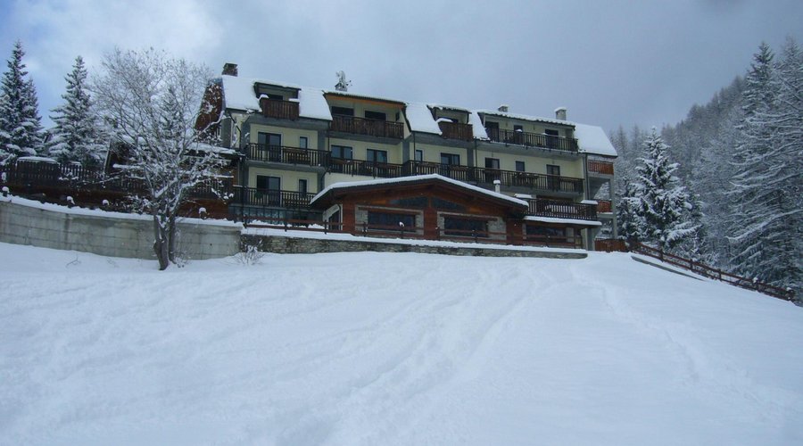                   The back of the hotel leading down to the Jovenceaux lift
                