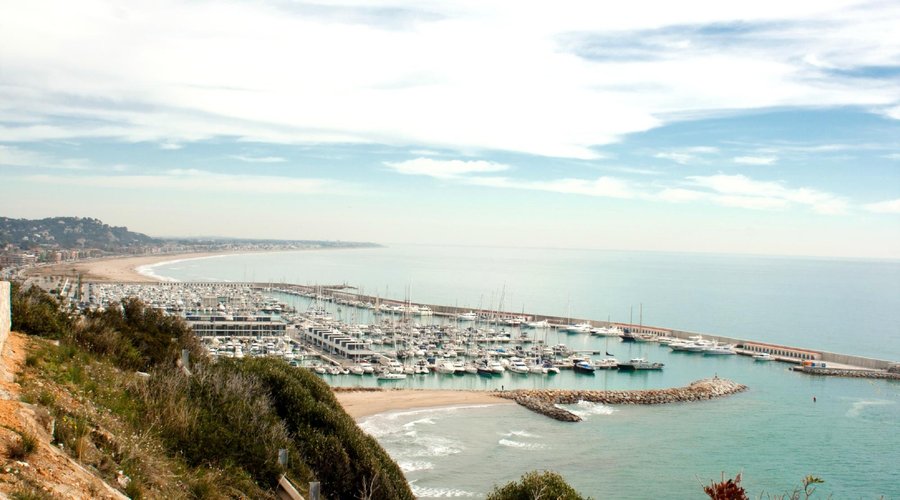 VISTA DEL PUERTO DE CASTELLDEFELS DESDE LAS ALTURAS DE CASTELLDEFELS