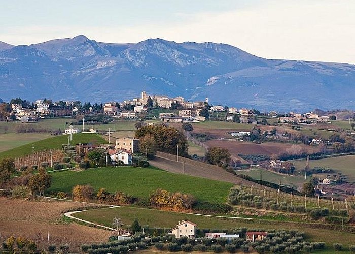                   Il borgo di Monteleone di Fermo con i Sibillini sullo sfondo..
              