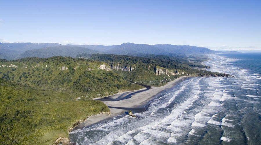 the coast road driving from the north to Punakaiki