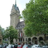 Nach dem Krieg erneuert, der 69 m hohe Turm. Rathaus am Burgplatz