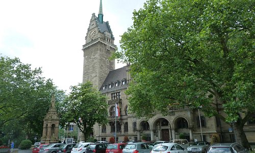                   Nach dem Krieg erneuert, der 69 m hohe Turm. Rathaus am Burgplatz
           