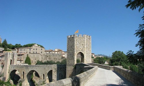                   Viejo Bridge in Besalú
                