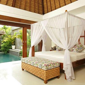 Suoni pool bedroom