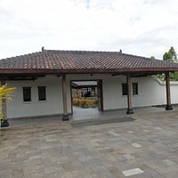 The front entrance to the Museum