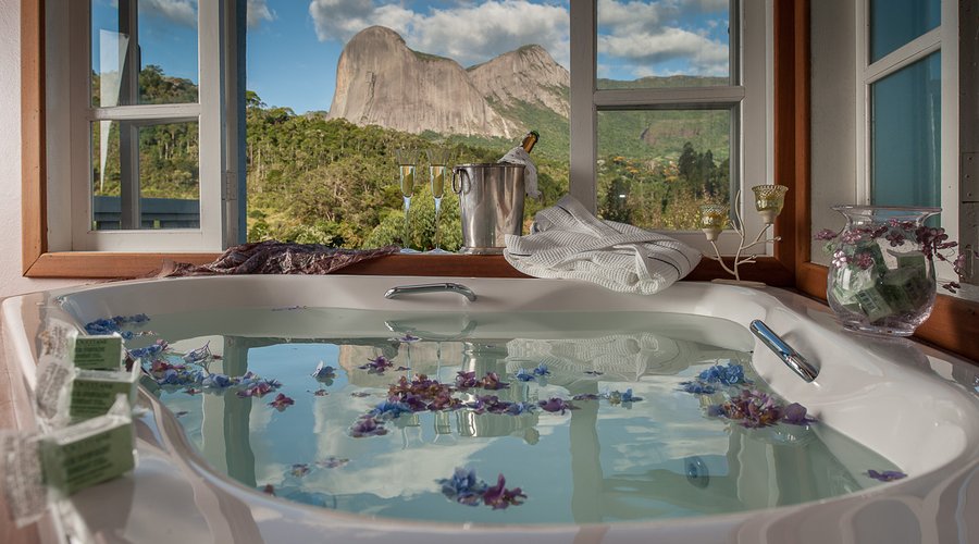 A Pedra Azul em frente à janela da Suite Loft Amadeus