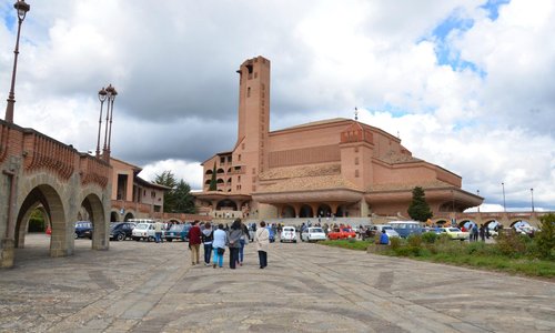                   Primera impresión a la llegada. Prepara el ánimo para recibir una buena ración
