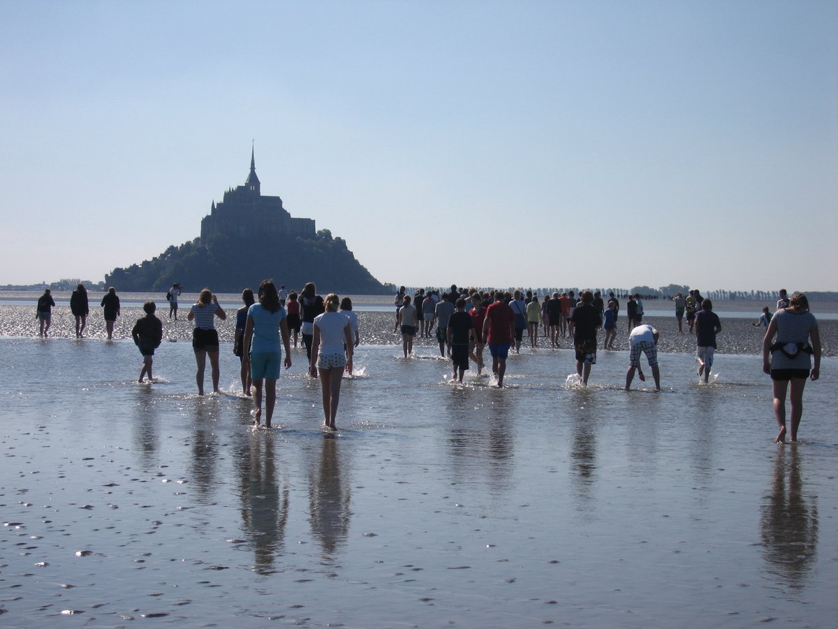 Guia mostra como funciona a areia movediça, que está por todo caminho –  Foto de Découverte de la Baie du Mont Saint Michel, Genets - Tripadvisor