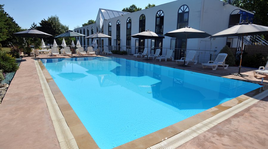 REIX HOTEL à Niort avec Piscines