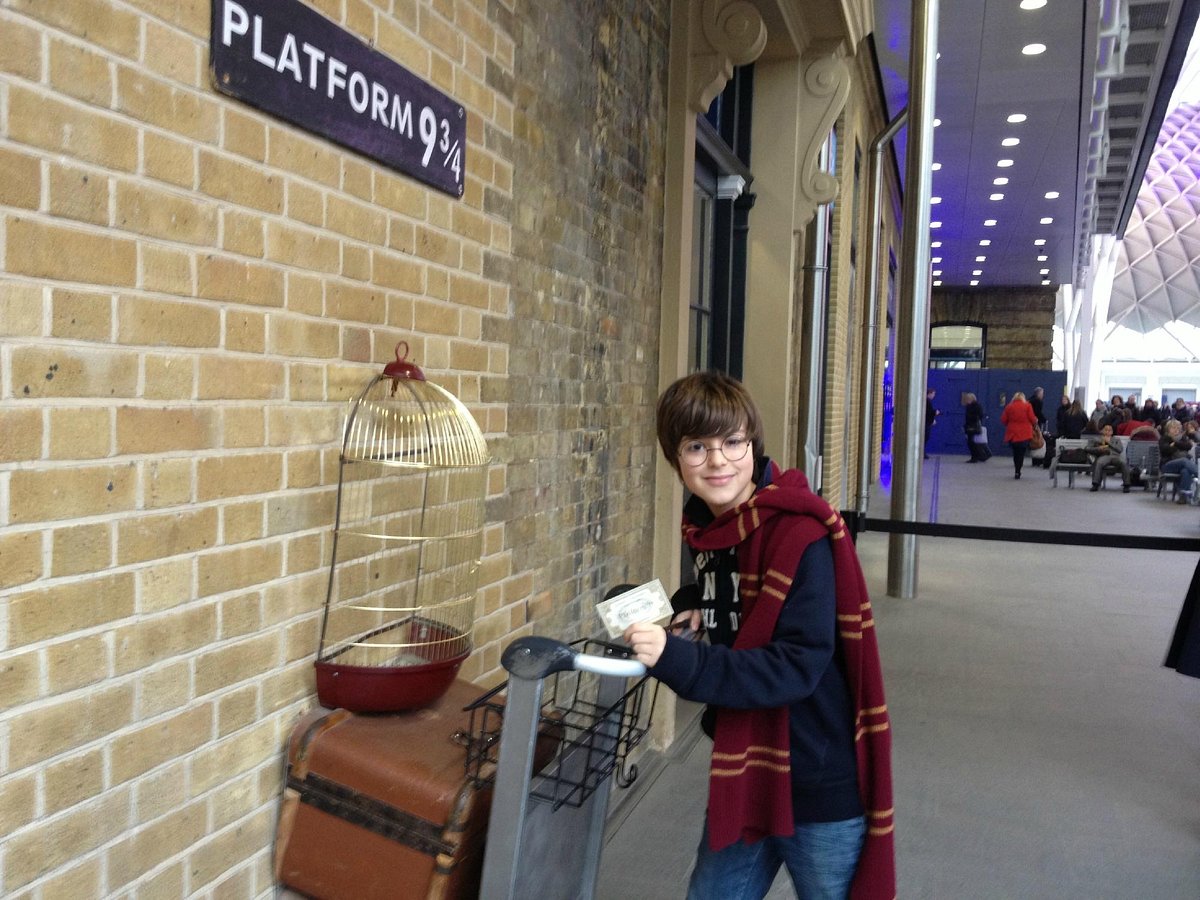 gesponsord Kolibrie Hardheid Harry Potter Shop at Platform 9 3/4 (London) - All You Need to Know BEFORE  You Go