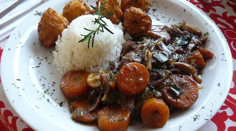 coq au vin com croquetes de mandioca