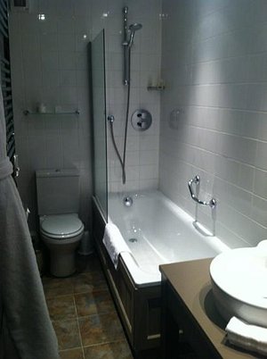 bathroom room 33