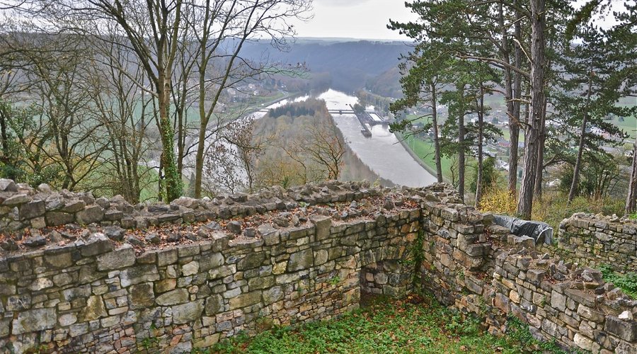 Panorama sur la vallée de la Meuse et l'île de Houx en direction de Dinant