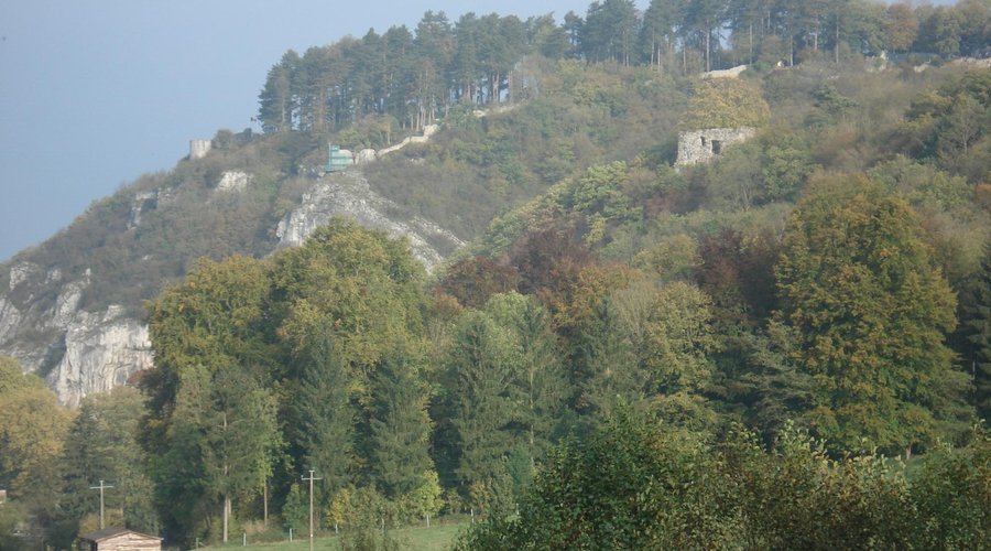 Vue de Poilvache depuis le village de Houx