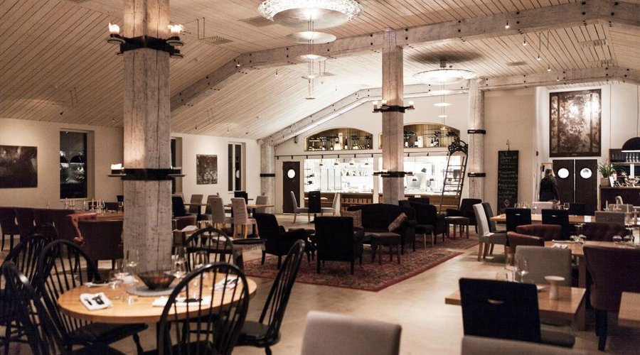 Smakbyns restaurant and open kitchen.