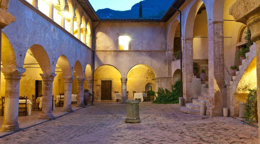chiostro romanico di affaccio sulle camere e sala
