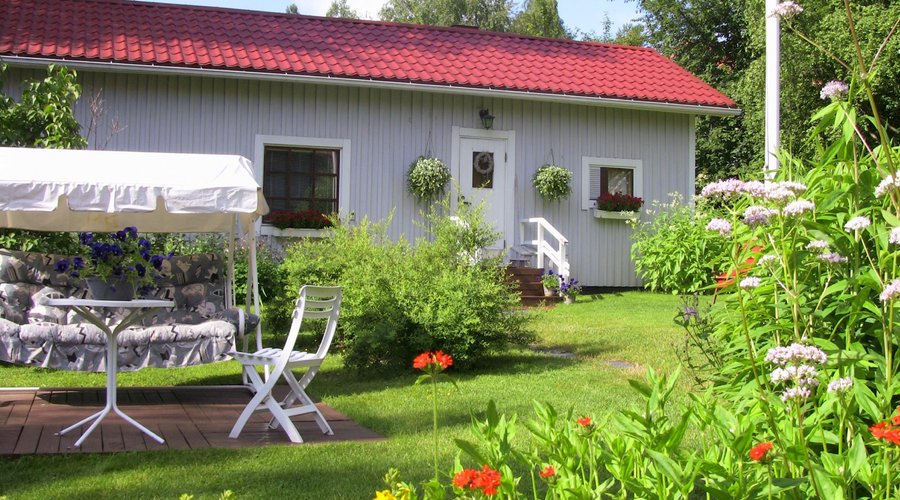 Guesthouse and patio