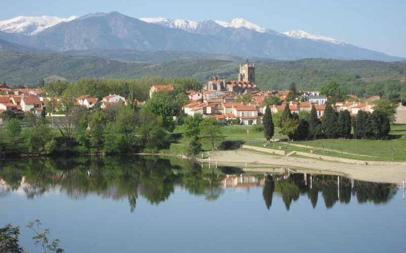 Le village de Vinça et son lac