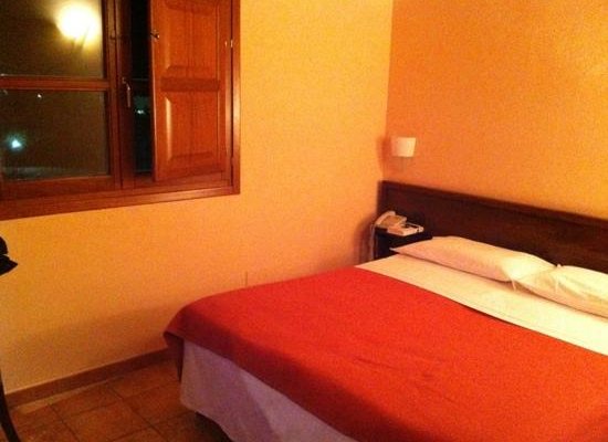 letto e finestra di notte