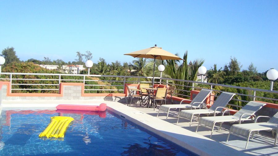 Rooftop swimming pool & Barizi Bar