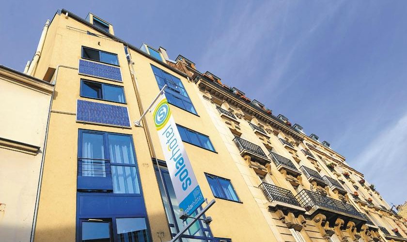 Façade du Solar Hôtel avec ses panneaux solaires