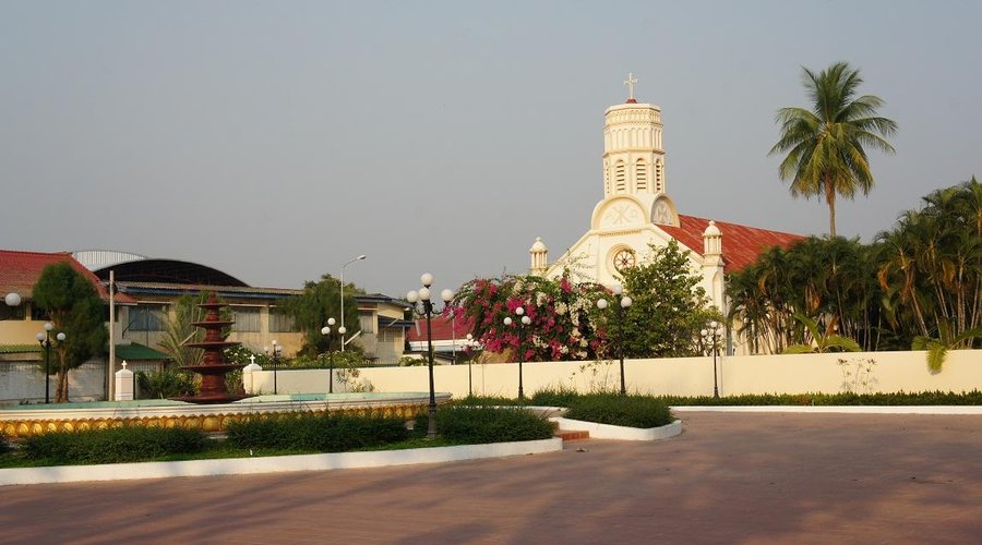 L'Eglise Sainte Thérèse et sa petite place