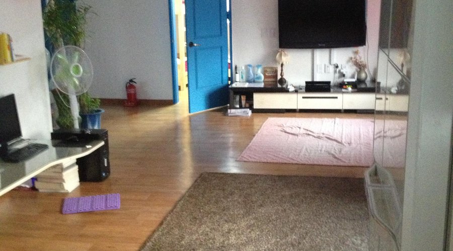 居間。奥のドアの部屋がドミトリー