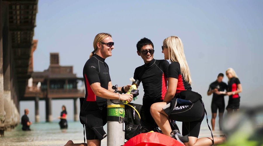 Advanced Open Water students preparing a beach dive