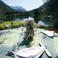 une très belle terrasse au bord de l'eau