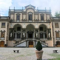 Front view of Villa Mansi