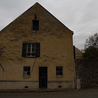 une des façades de la maison de Braille