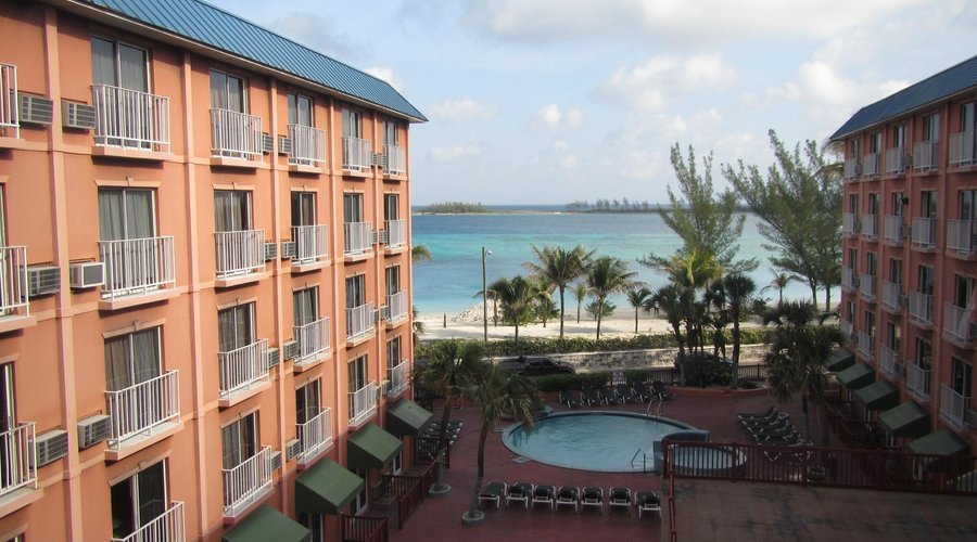 Vista de la piscina y la playa desde la habitacion