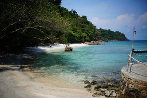 สระว่ายน้ำและชายหาด