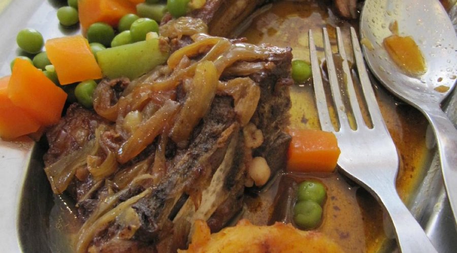 Borrego com legumes