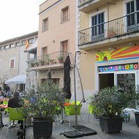 tratto di piazza e gelateria ,è in questa piazza che avvendono spettacoli e sagre per tutta l'es