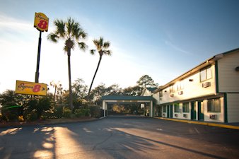 HOTEL ENTRANCE 1