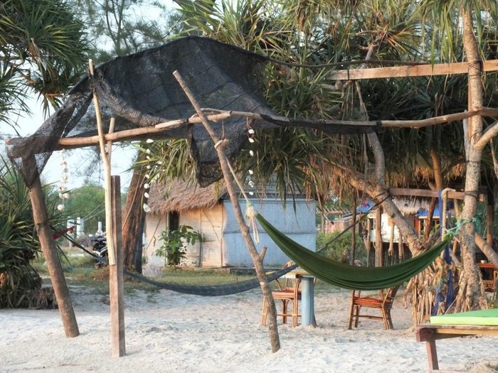 Castaways Beach Bar & Bungalows Bar or Lounge: Pictures & Reviews ...