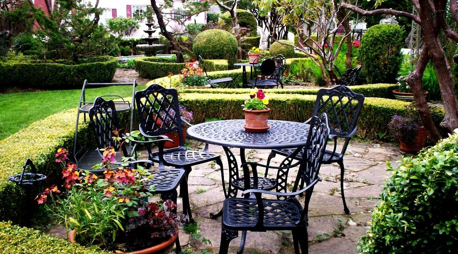 English Garden @ the Gingerbread Mansion
