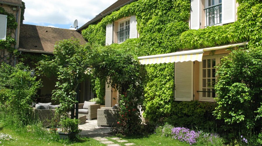 La Barrière Fleurie et le salon de jardin