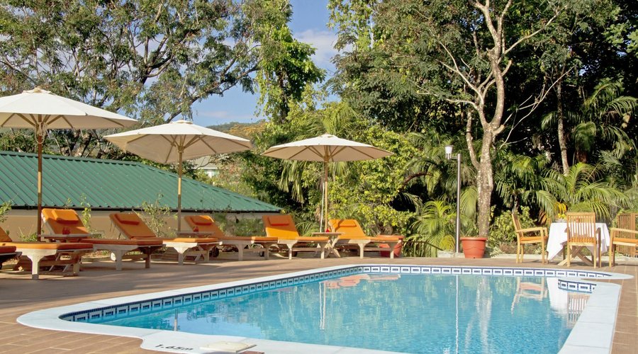 Pool & Lounge Area
