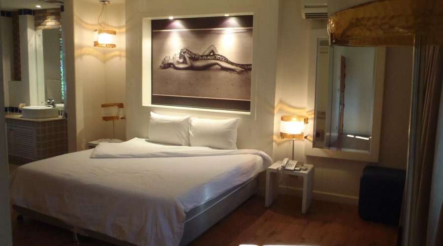 Nice room decor.