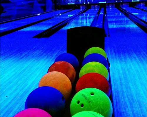 https://dynamic-media-cdn.tripadvisor.com/media/photo-o/03/b7/d1/9f/uv-lit-bowling-alley.jpg?w=500&h=400&s=1