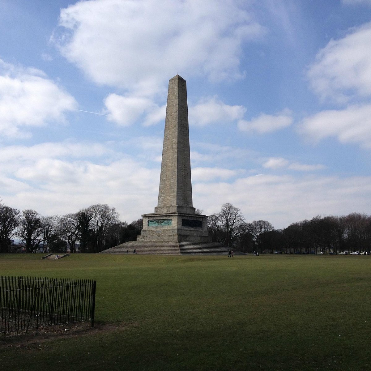 Largest monument. Дублин, Ирландия памятники. Памятники Ирландии. Памятник волне в Дублине.