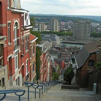 Les escaliers qui gravissent la montagne