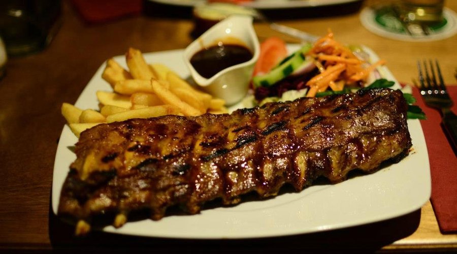 de lekkere ribbetjes met frietjes voor slechts 9euro