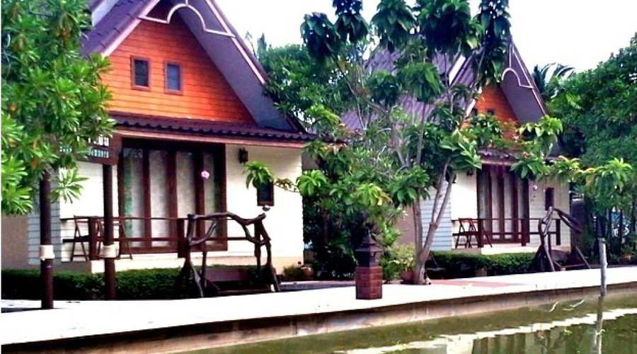 Be the guest to visit floating market and stay with us.