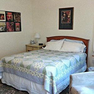 Winter Hill Room: queen bed, ensuite bath, ground floor