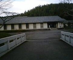 飛鳥資料館　～　入口に向かう時に通る橋
